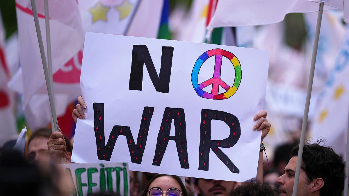 Rome : des milliers de personnes dans les rues avec des M5 contre le plan de réarmement de l'UE