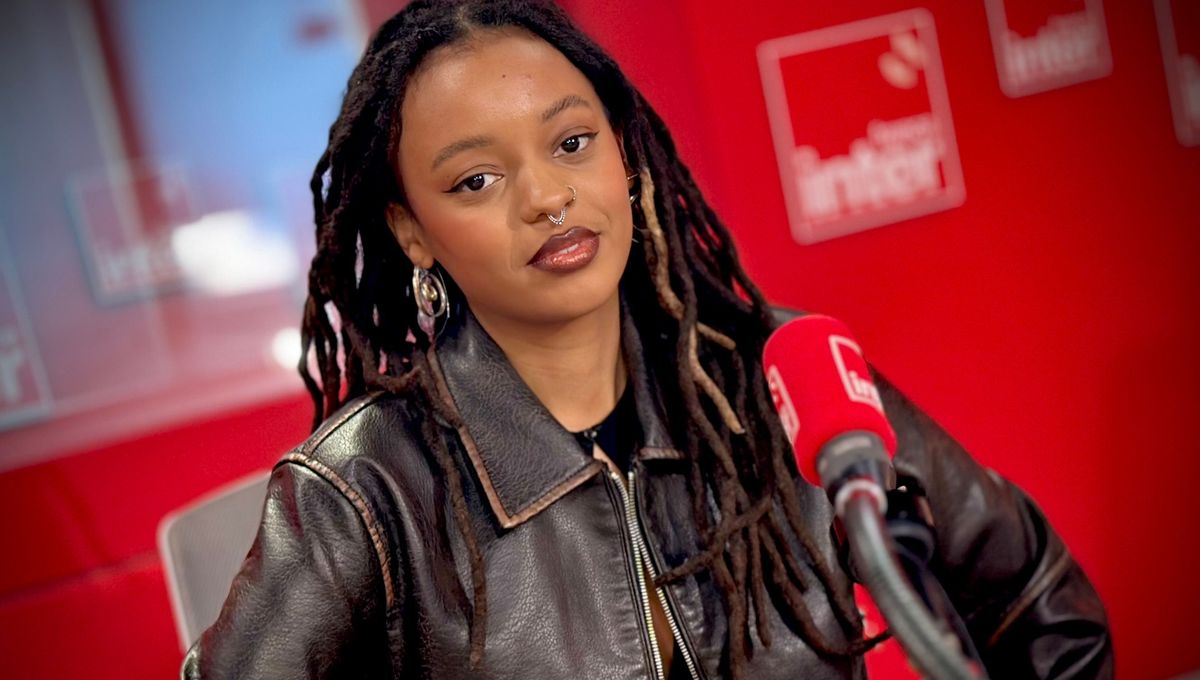 La chanteuse pop Camille Yembe pour la sortie de son futur EP "Plastique"
