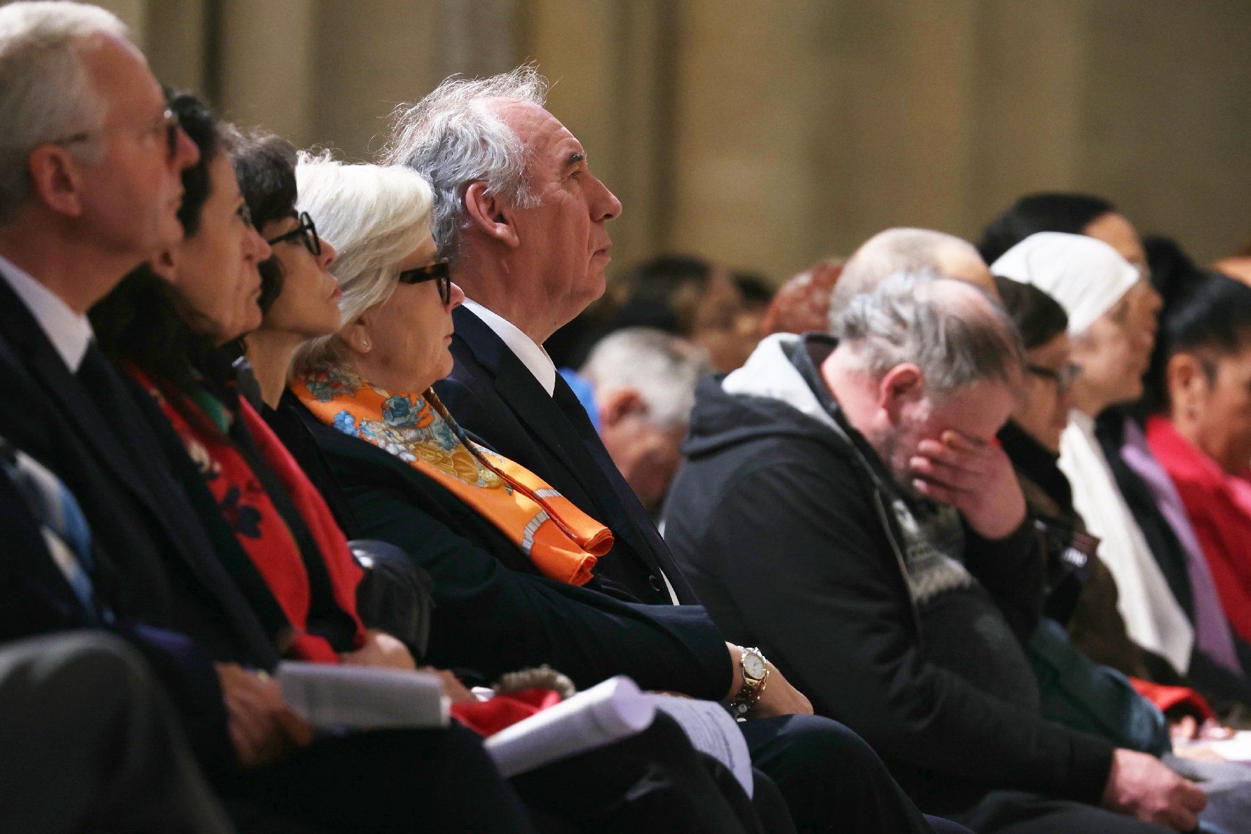 Le Premier ministre François Bayrou (c), les ministres de la Culture Rachida Dati (4e g) et du Travail Catherine Vautrin (5e g), assistent à une messe à la veille des funérailles du pape François à la cathédrale Notre-Dame de Paris, le 25 mars 2025