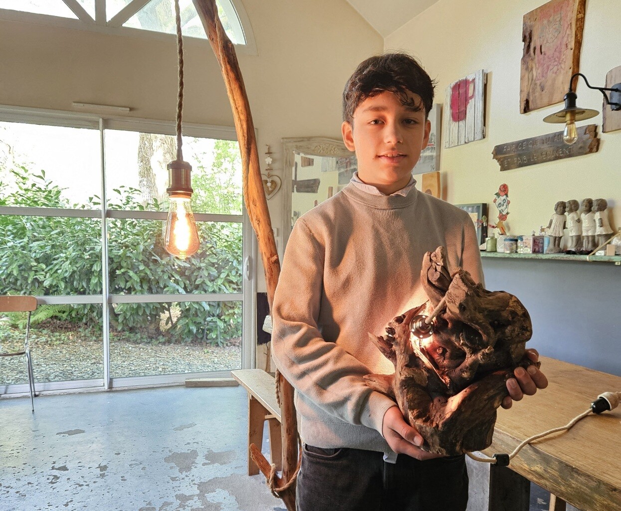 à 14 ans, Esteban préfère fabriquer des lampes en bois que d'être scotché aux écrans