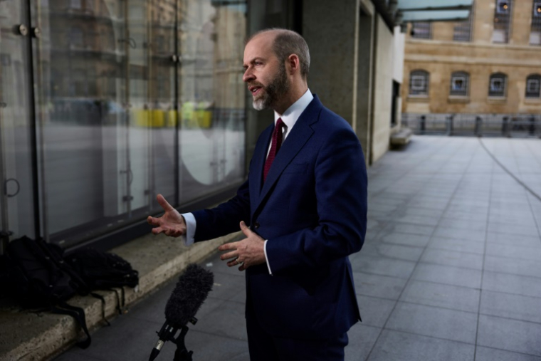 Le ministre du Commerce, Jonathan Reynolds, s'adresse à la presse alors qu'il quitte le siège de la BBC à Londres après son apparition dans l'émission télévisée politique "Sunday with Laura Kuenssberg", le 13 avril 2025.  ( AFP / BENJAMIN CREMEL )