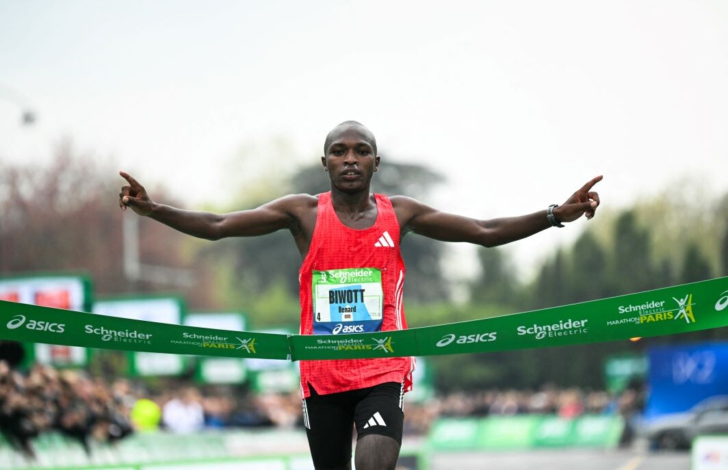 Benard Biwott remporte l'épreuve pour la deuxième fois et améliore son record
