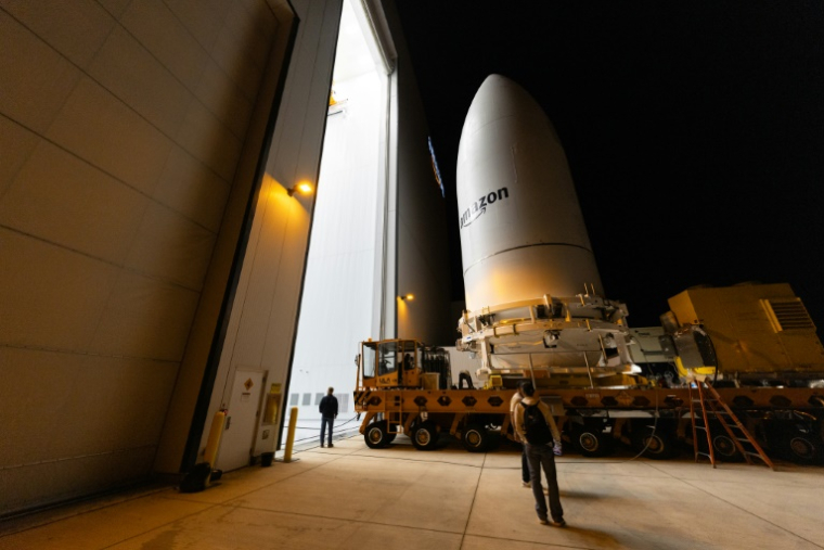 Photo diffusée par Amazon, le 2 avril 2025, montrant les satellites du projet Kuiper encapsulés dans la coiffe d'une fusée Atlas V au centre de traitement des satellites d'Amazon à Cap Canaveral, en Floride, en mars 2025 ( Amazon / - )