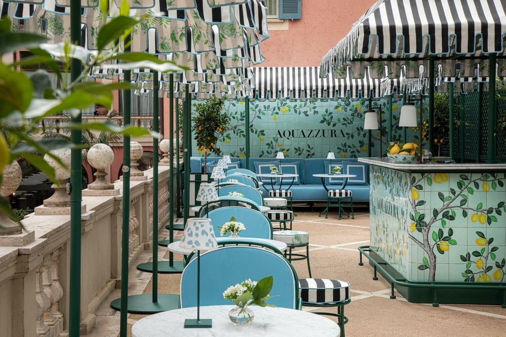La terrasse de l'Aquazzura Bar est ornée de carreaux peints à motifs de citrons et d'un décor ludique et personnalisé.