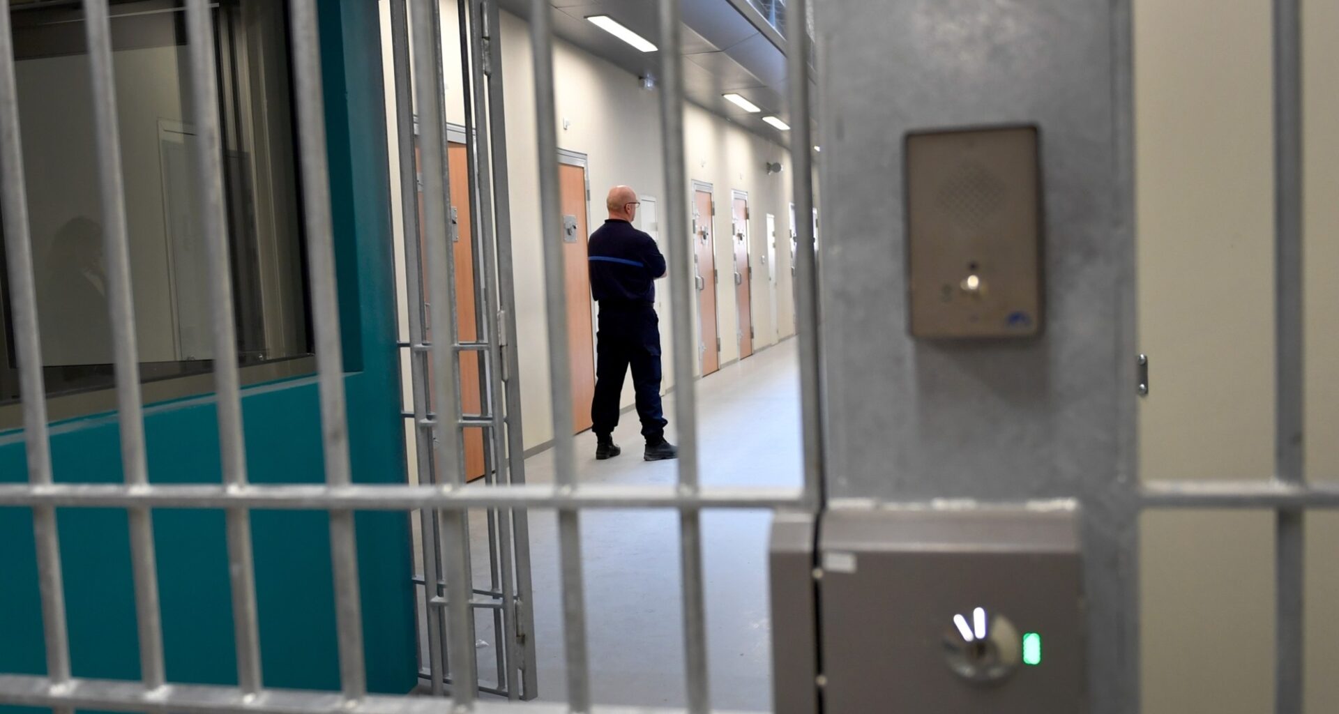 Plusieurs prisons visées par des incendies de véhicules, celle de Toulon ciblée par des tirs d'armes automatiques