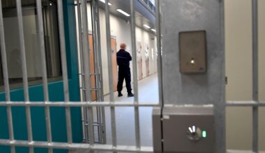Plusieurs prisons visées par des incendies de véhicules, celle de Toulon ciblée par des tirs d'armes automatiques
