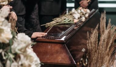 Un ancien croque-mort interpellé aux États-Unis, soupçonné d'avoir conservé trois corps dans un garde-meuble