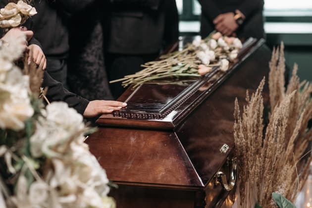 Un ancien croque-mort interpellé aux États-Unis, soupçonné d'avoir conservé trois corps dans un garde-meuble