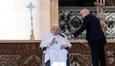 Place Saint-Pierre, le Pape François est apparu pour saluer les pèlerins