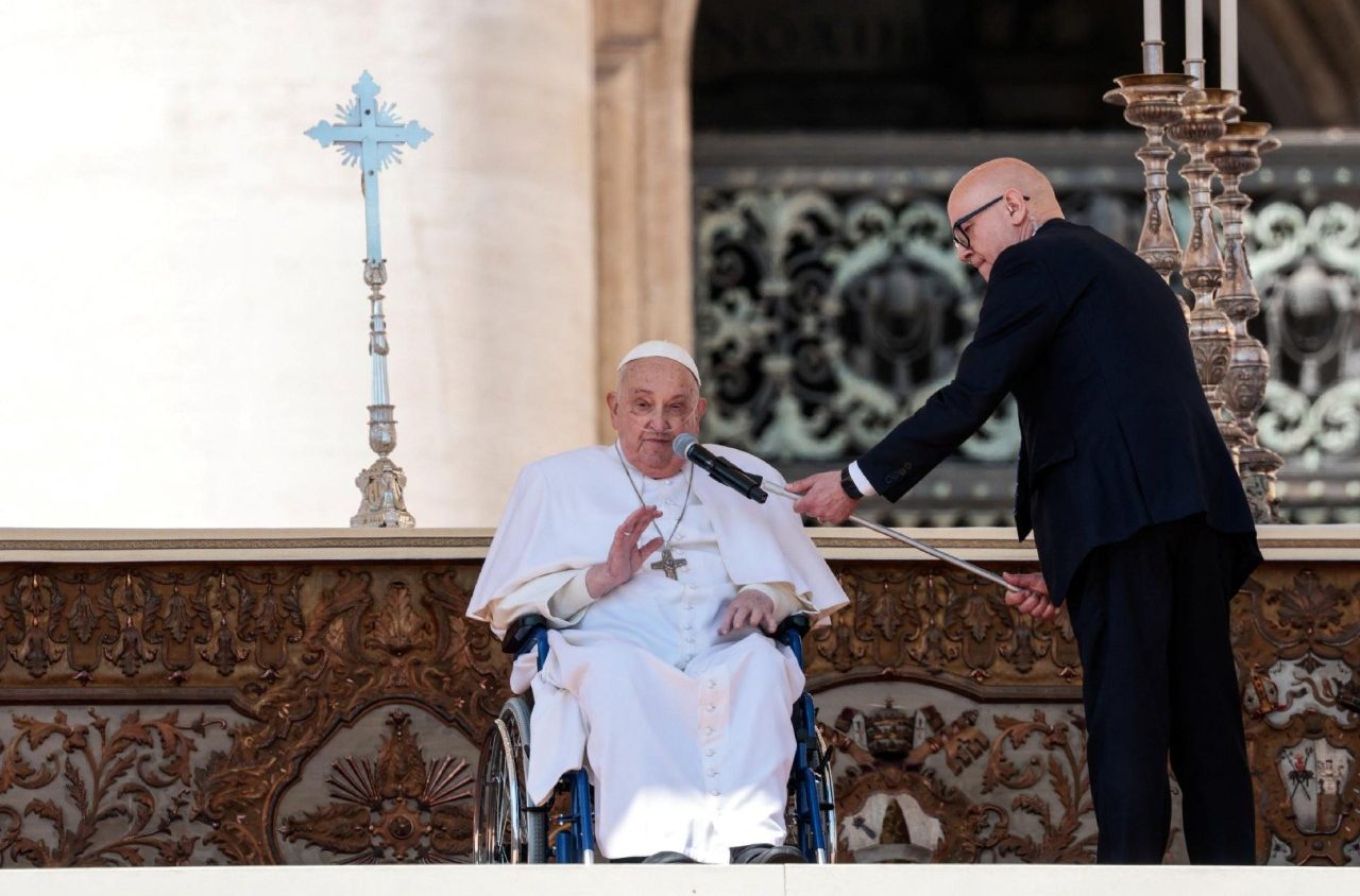 Place Saint-Pierre, le Pape François est apparu pour saluer les pèlerins