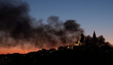 L’incendie du centre de tri à Paris éteint, les autorités rassurent sur le risque toxique