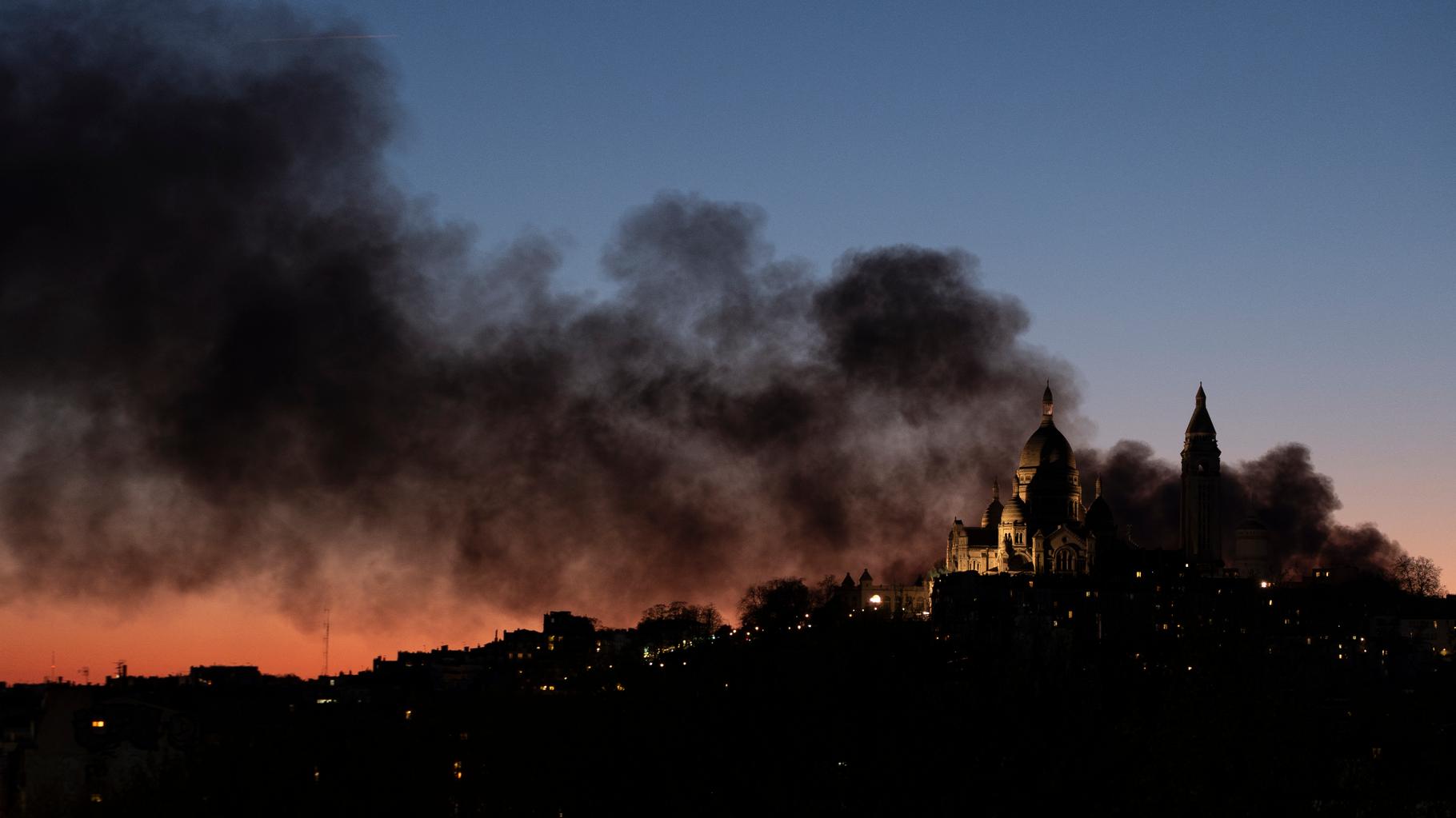 L’incendie du centre de tri à Paris éteint, les autorités rassurent sur le risque toxique