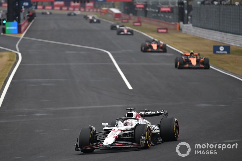 Max Verstappen devant les McLaren au Grand Prix du Japon.