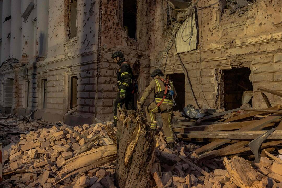 Des sauveteurs ukrainiens fouillent les décombres après une attaque au missile russe à Soumy, dans le nord-est de l’Ukraine, le 13 avril 2025. — © ROMAN PILIPEY / AFP