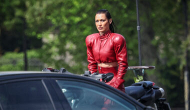 Bella Hadid en tournage en plein Paris pour la série « The Beauty »