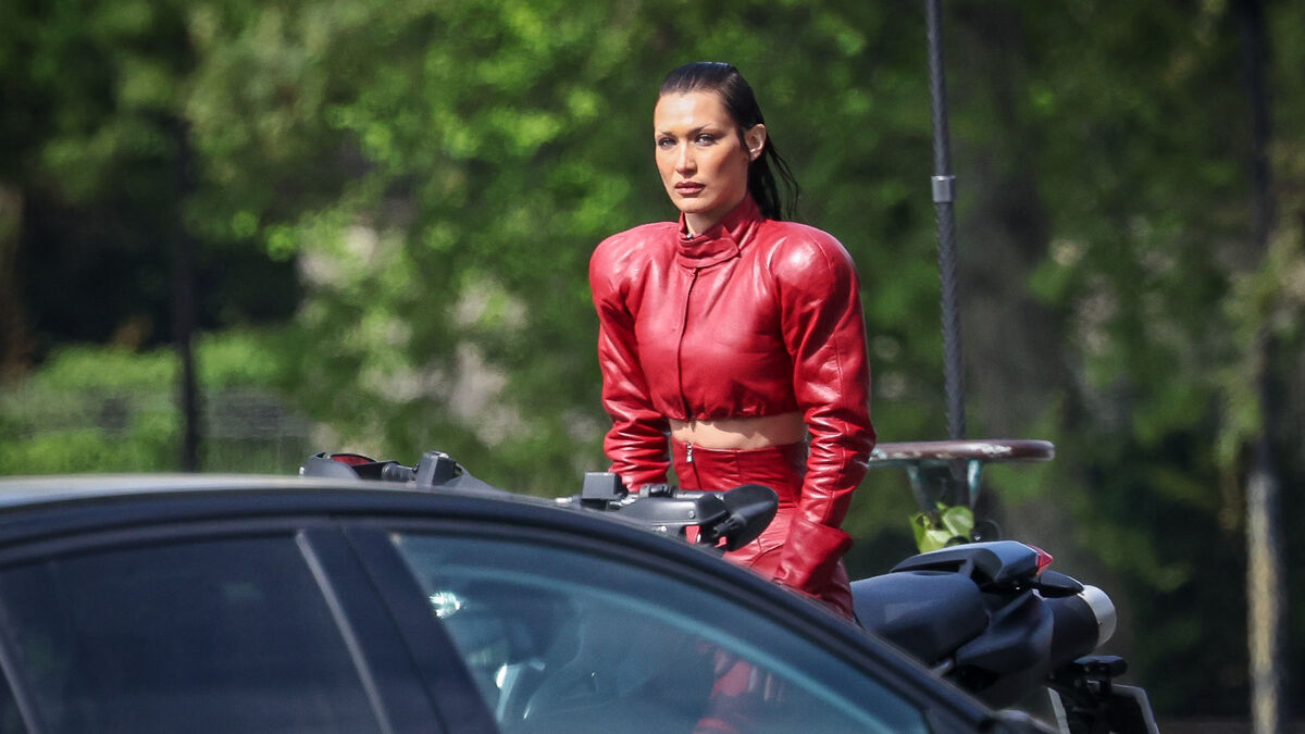 Bella Hadid en tournage en plein Paris pour la série « The Beauty »