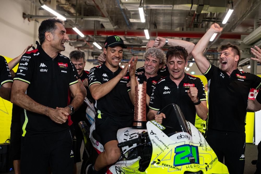 Franco Morbidelli a reçu le trophée de la troisième place au stand.