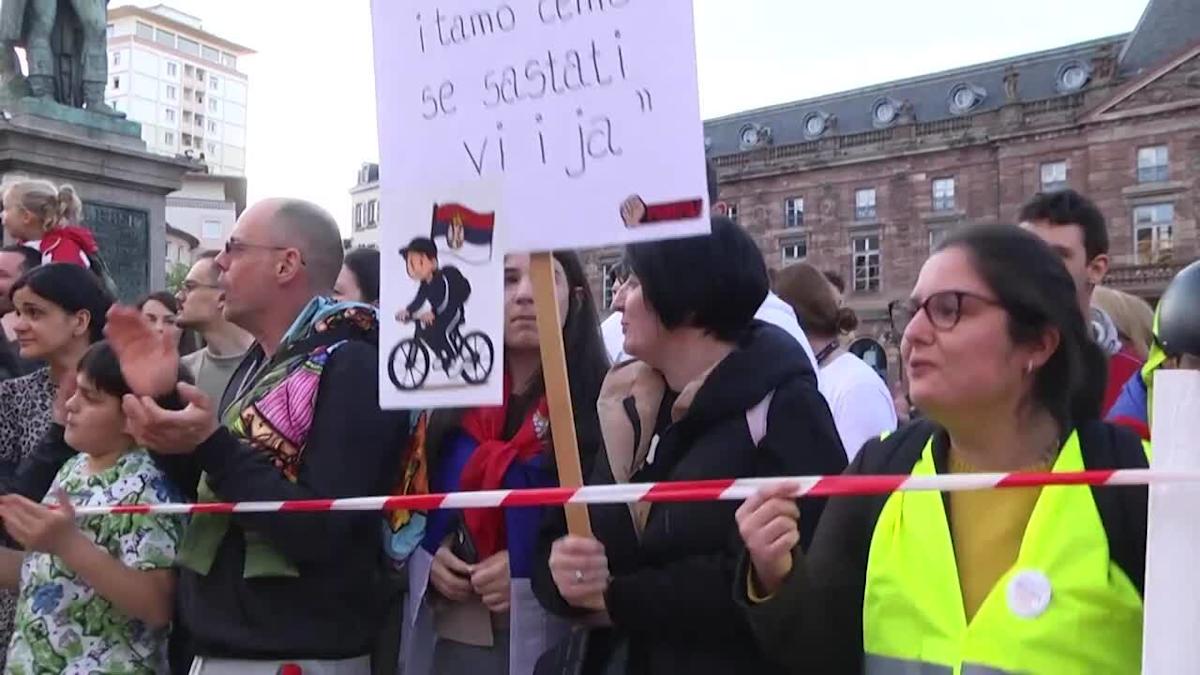 Des étudiants serbes, protestaires à vélo, arrivent à Strasbourg