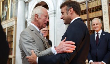 Emmanuel Macron double Donald Trump et aura droit aux honneurs de Charles III avant lui