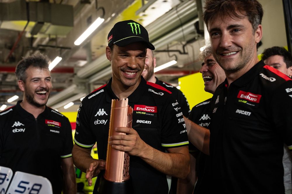 Franco Morbidelli a reçu le trophée de la troisième place au GP du Qatar.