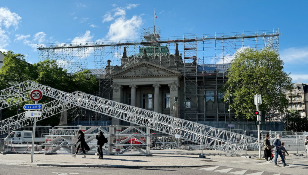 c'est quoi ce gigantesque échafaudage devant le tribunal judiciaire ?