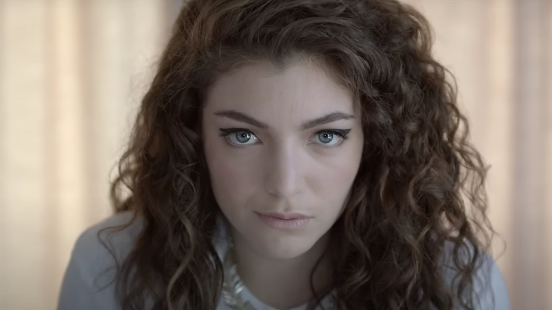 Lorde a dévoilé un nouveau titre lors d’un concert sauvage à New York, malgré l’interdiction de la police