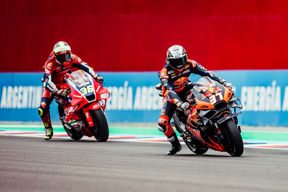 Pedro Acosta (KTM) et Joan Mir (Honda)