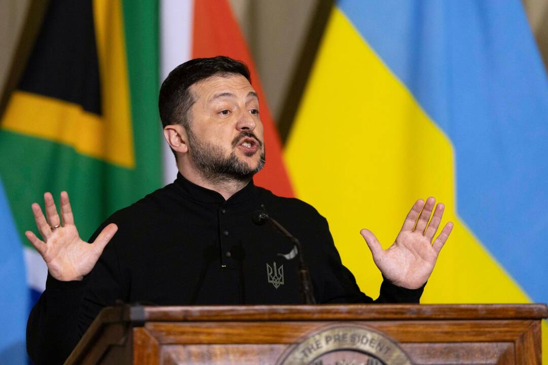 Le président ukrainien Volodymyr Zelensky s'exprime lors d'une conférence de presse à Pretoria, en Afrique du Sud, le 24 avril 2025. — © KIM LUDBROOK / keystone-sda.ch