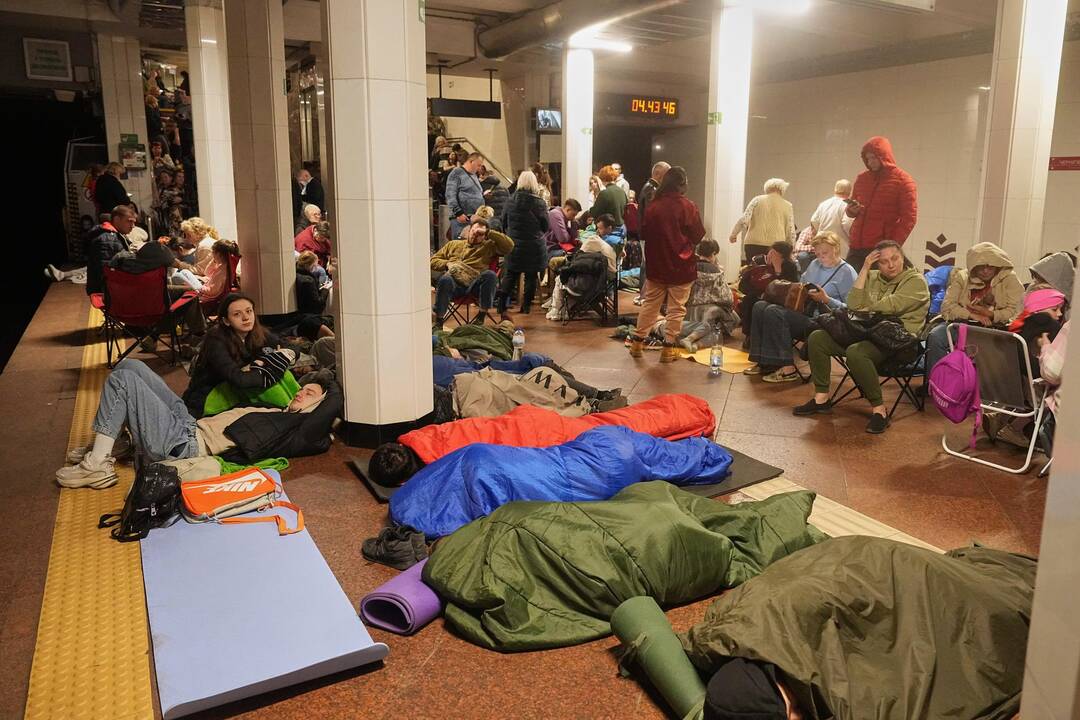 Des personnes s'abritent dans une station de métro, le jeudi 24 avril 2025. — © Efrem Lukatsky / keystone-sda.ch