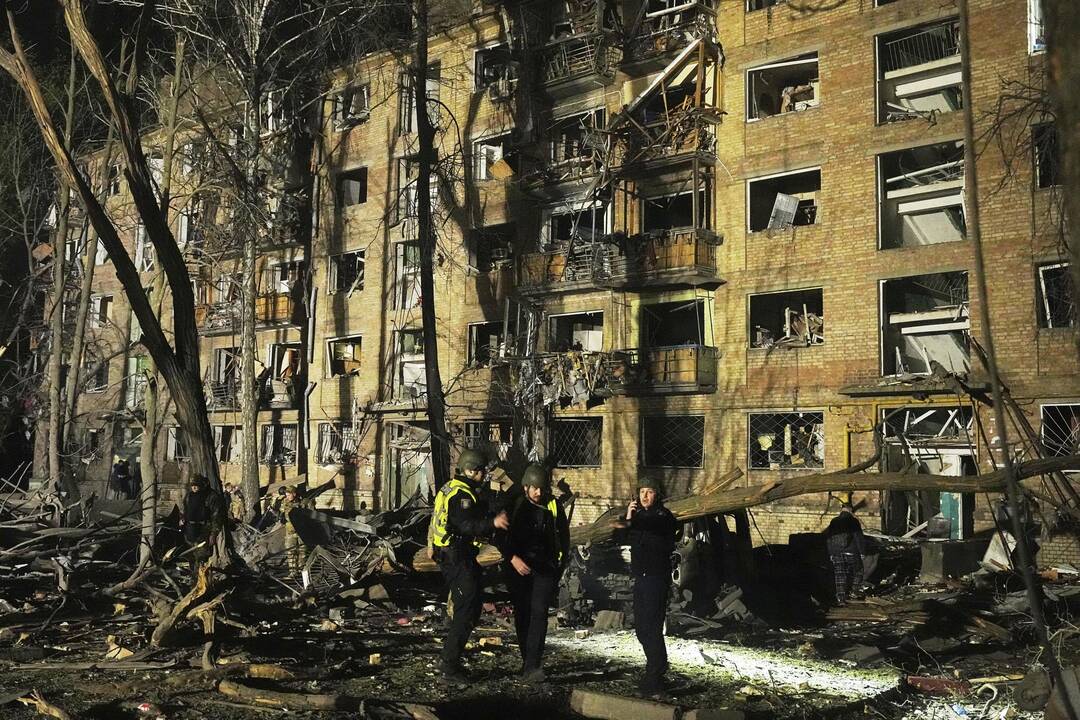 Des policiers ukrainiens près d'un des bâtiments endommagés par l'attaque. — © Efrem Lukatsky / keystone-sda.ch