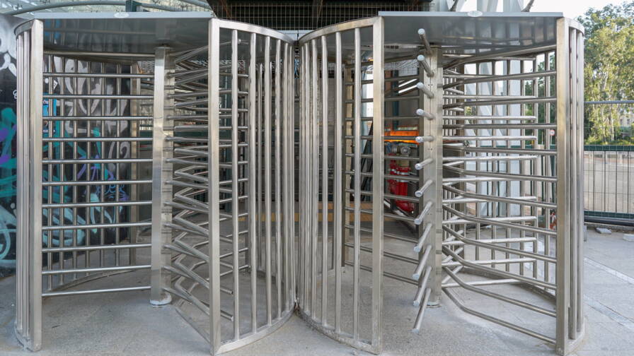Un portique de sécurité à l'entrée d'une station de métro (photo d'illustration).