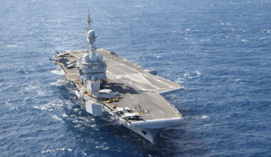 Shutterstock - Un marin du Forbin, navire accompagnant le porte-avions Charles-de-Gaulle est tombé à la mer.