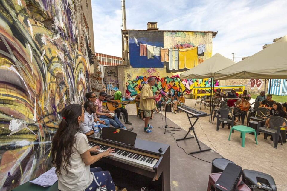 La guinguette Place Commune organise régulièrement des concerts. 