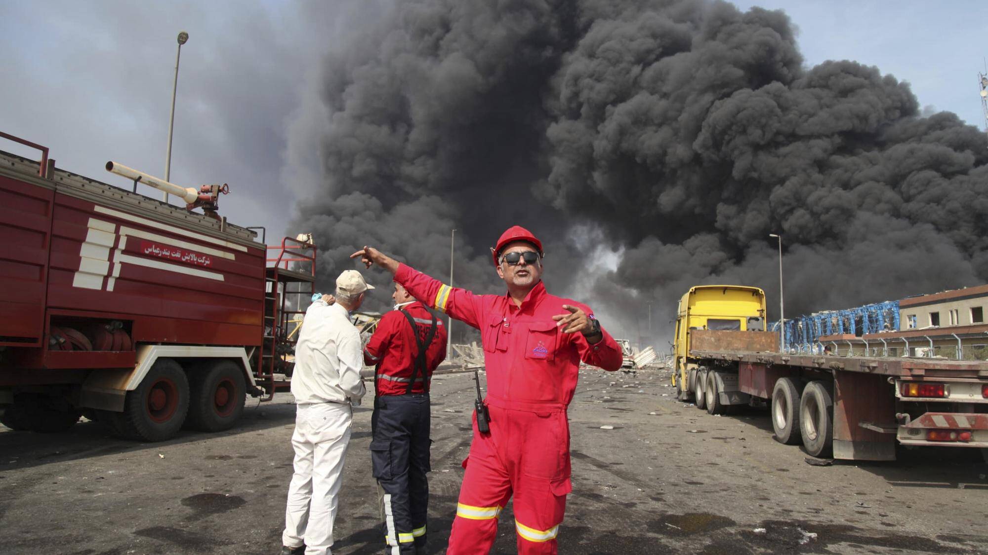 Sur cette photo fournie par l'Agence de presse de la République islamique (IRNA), des pompiers travaillent alors qu'une fumée noire s'élève dans le ciel après une explosion massive qui a secoué un port près de la ville méridionale de Bandar Abbas, en Iran, le samedi 26 avril 2025. — © Mohammad Rasoul Moradi / keystone-sda.ch