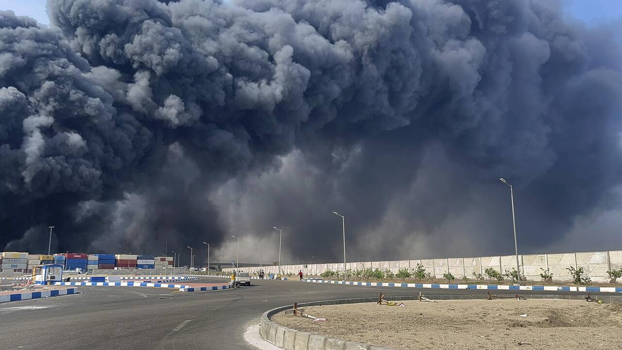 Une explosion dévastatrice dans le principal port d’Iran fait au moins 25 morts et 1000 blessés