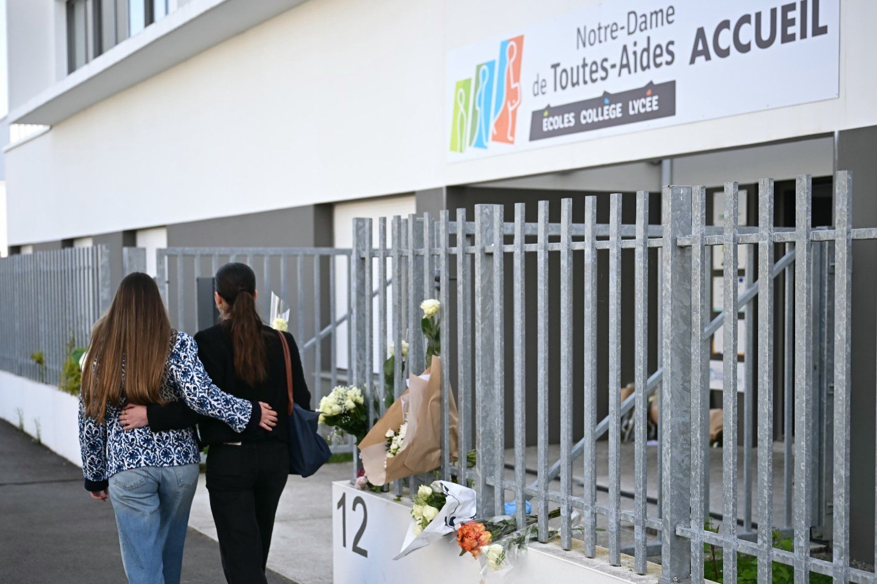 Les élèves apportent des fleurs au lycée Notre-Dame de Toutes-Aides pour rendre hommage suite à une attaque au couteau le 24 avril 2025, un élève a été tué et trois autres ont été blessés à Nantes, dans l'ouest de la France, le 25 avril 2025