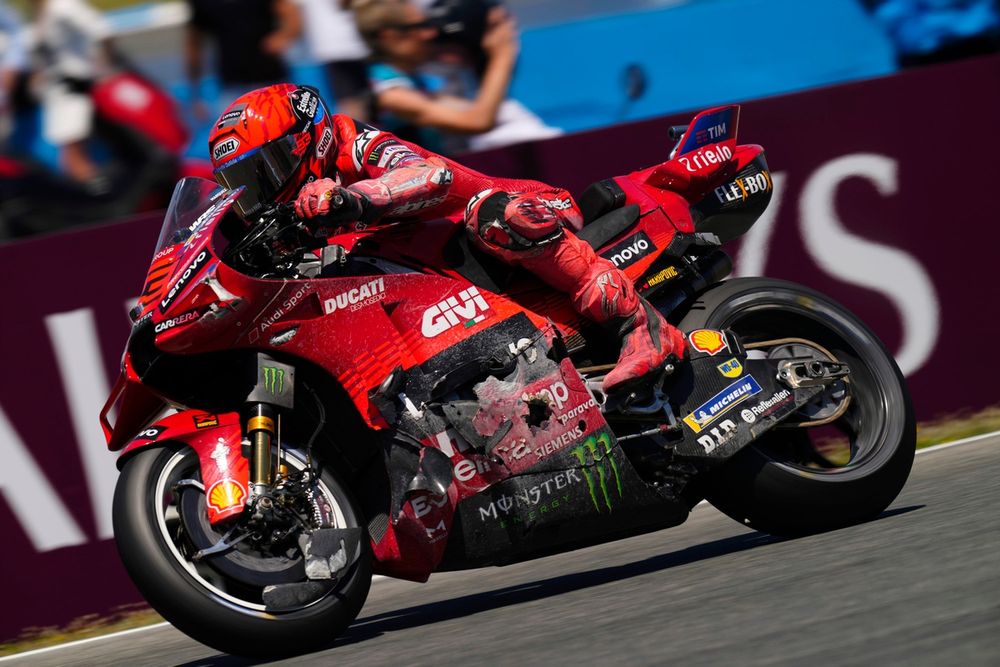 Marc Marquez a repris la course avec une moto abîmée et a terminé 12e.