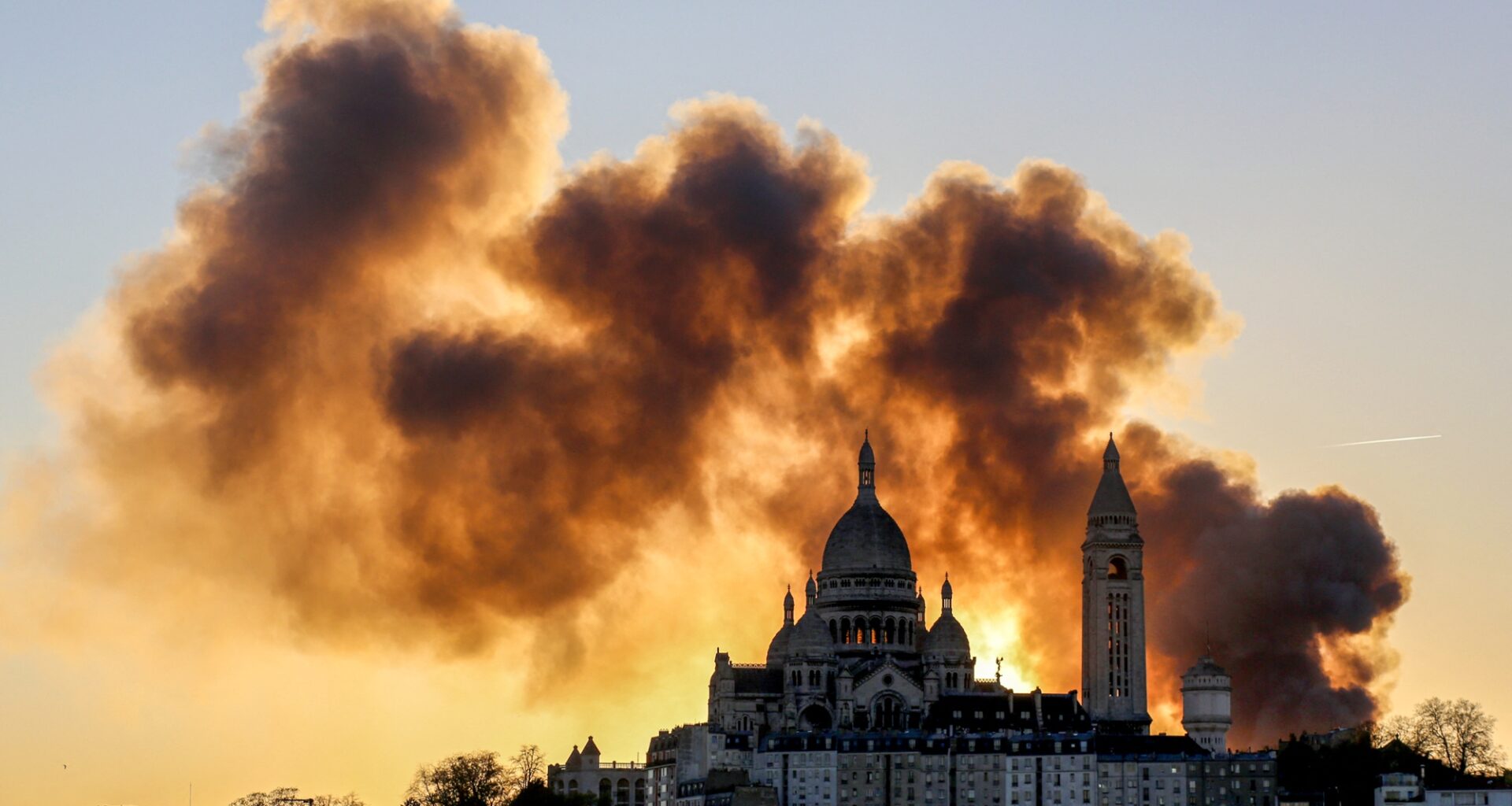 Incendie à Paris : les images impressionnantes des flammes dans le XVIIe arrondissement