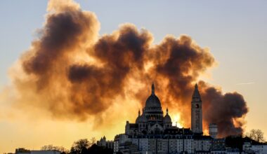 Incendie à Paris : les images impressionnantes des flammes dans le XVIIe arrondissement