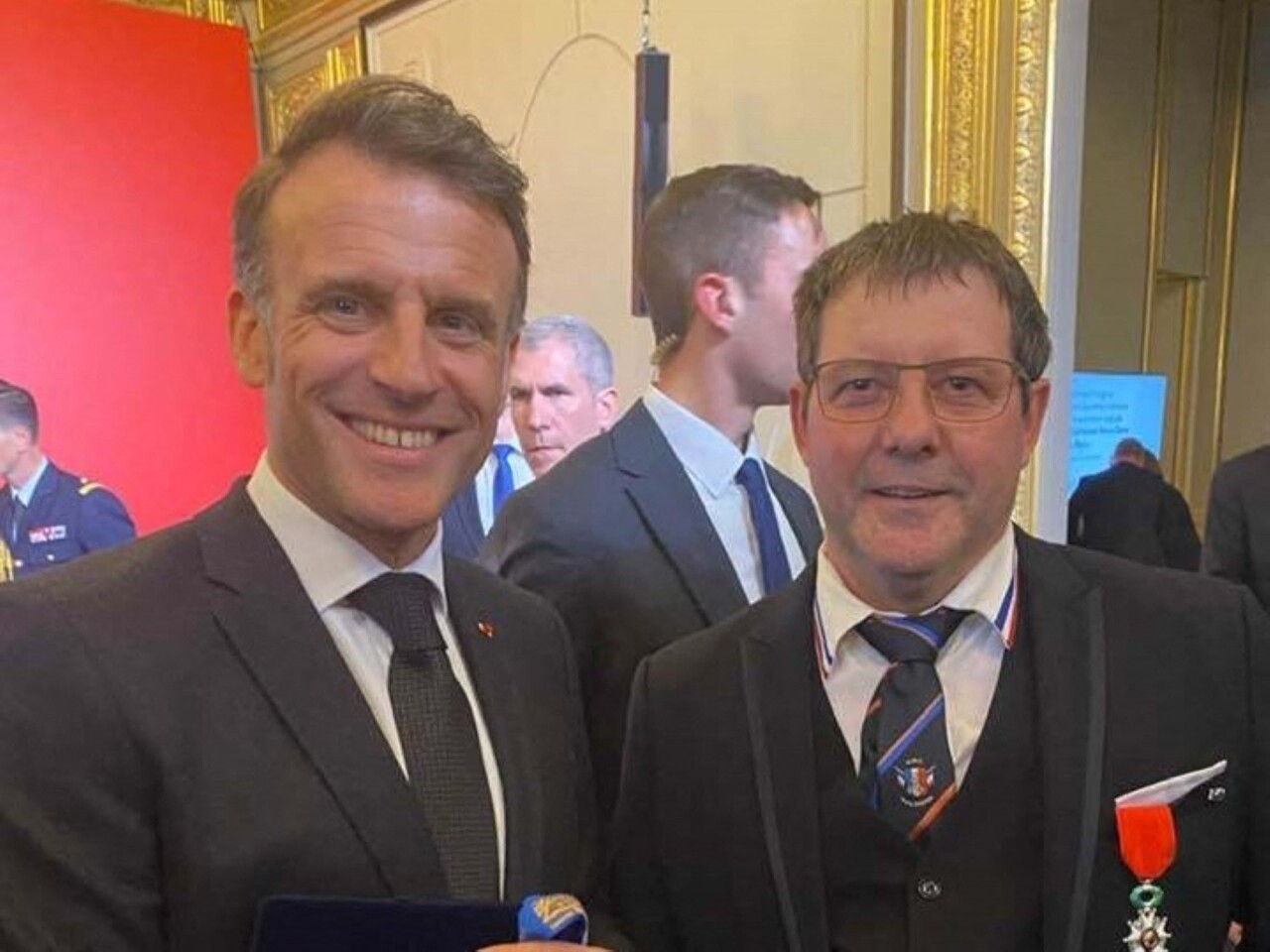 Artisan du chantier de Notre-Dame de Paris, le charpentier manchois Patrick Jouenne décoré par Emmanuel Macron