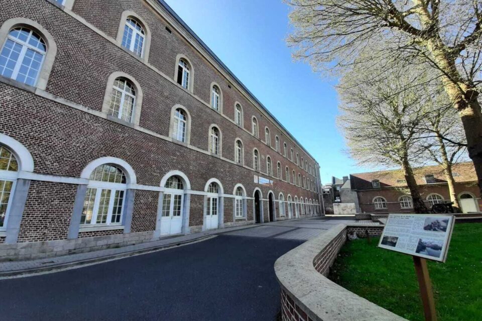 La partie plus historique, en date du milieu du 19e siècle, où est notamment situé le bureau du général.