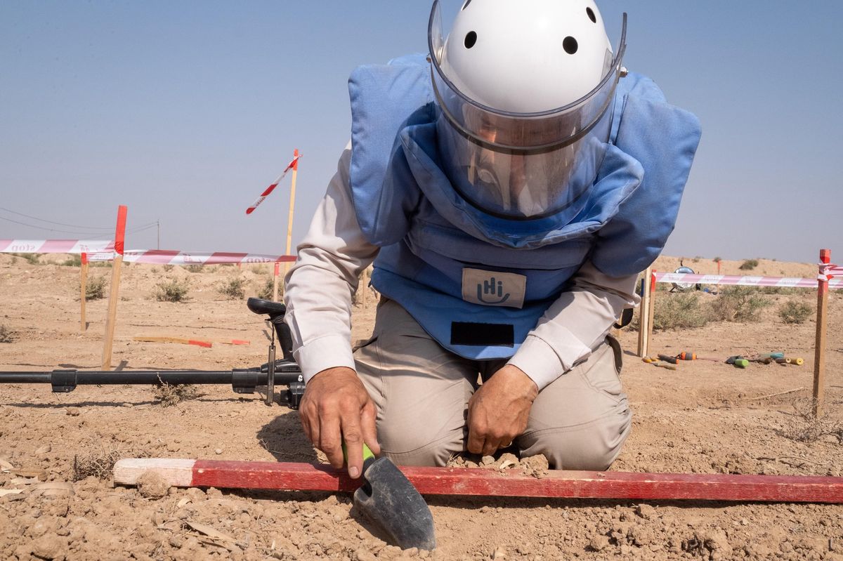 Un démineur en tenue de protection s’entraîne au déminage dans le village d’El Bashir, province de Kirkouk, Irak.