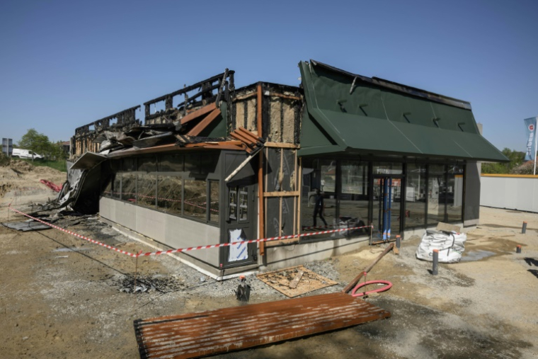 Un restaurant McDonald's en construction endommagé par un incendie à Montrabé, près de Toulouse, le 8 avril 2025 en Haute-Garonne ( AFP / Ed JONES )