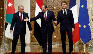 En Égypte, Emmanuel Macron soutient le plan de reconstruction arabe pour la bande de Gaza