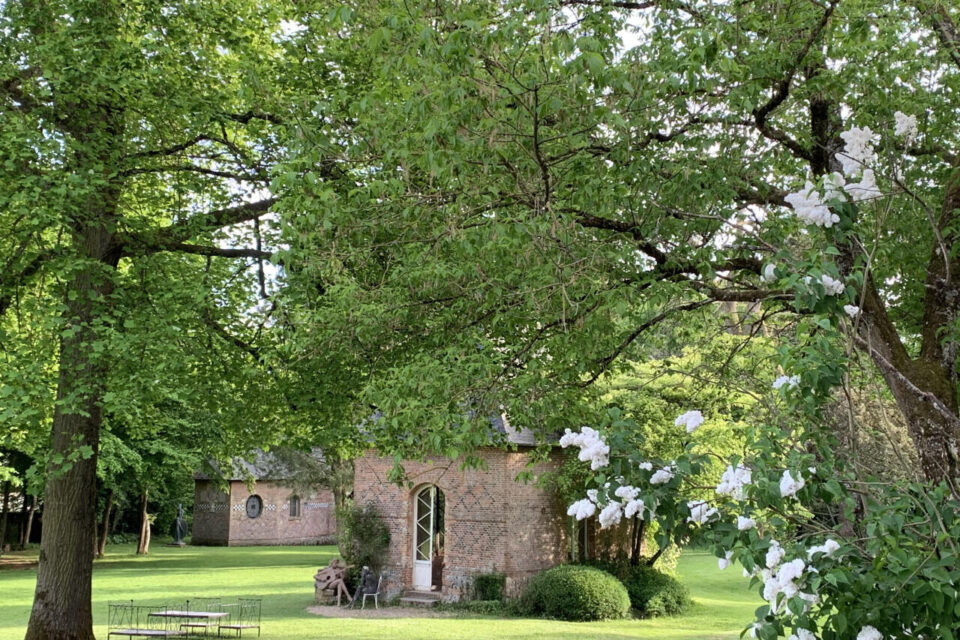 Le pavillon et la chapelle du Jardin des Sculpures, à Bois-Guilbert.