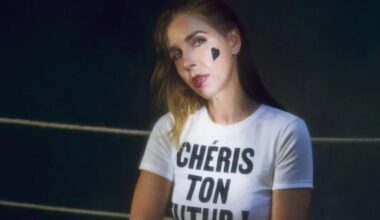 Barbara Carlotti explore l'amour sous toutes ses coutures pop dans "Chéris ton futur!" - rts.ch