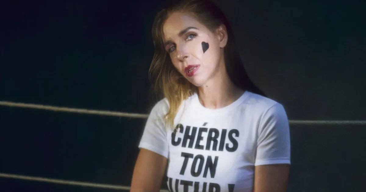 Barbara Carlotti explore l'amour sous toutes ses coutures pop dans "Chéris ton futur!" - rts.ch