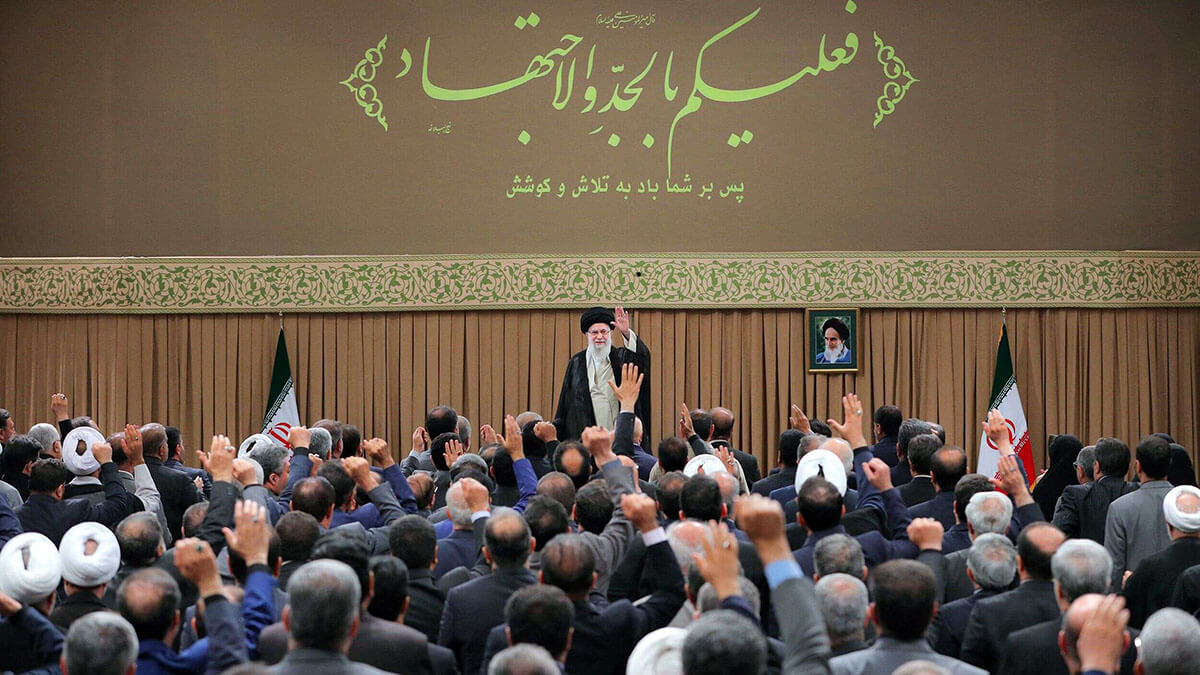 <p>El ayatolá Ali Jamenei saludando a los miembros del Parlamento iraní, en Teherán el 21 de julio de 2024 - AFP/KHAMENEI.IR  </p>
