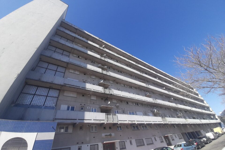 Cette grande barre, située au 28 rue de Menton sera démolie fin 2025. Il reste encore quelques habitants dans l'immeuble.