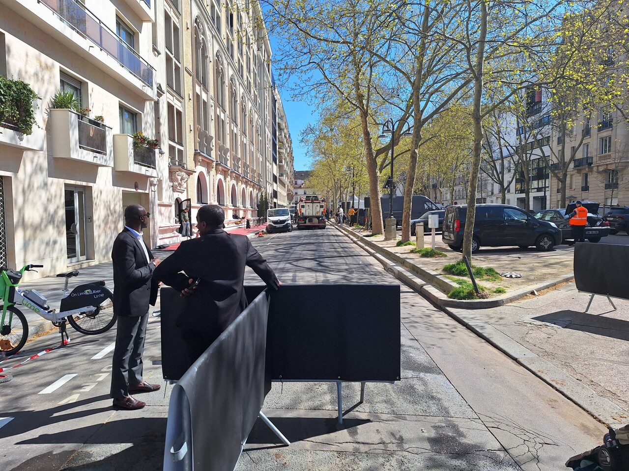 Route barrée, tapis rouge... Remue-ménage dans cette avenue chic de Paris pour l'ouverture d'un hôtel de luxe